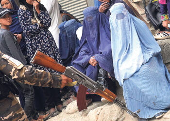 Женщин вновь обязали носить паранджу