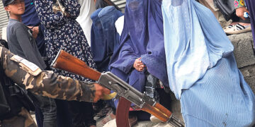 Женщин вновь обязали носить паранджу