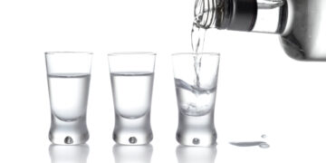 Минздрав РФ перешёл к производству нелегальной водки