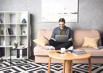 В Нидерландах разрешили работать из дома.  В других странах размышляют