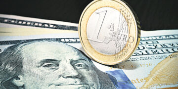 Почему евро упал в цене