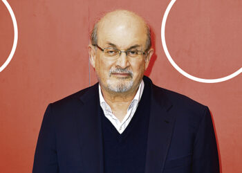 Нападение на 75-летнего автора «Сатанинских стихов»