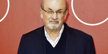 Нападение на 75-летнего автора «Сатанинских стихов»