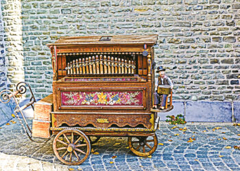 Всё так же рыдает шарманка