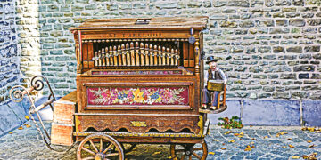 Всё так же рыдает шарманка