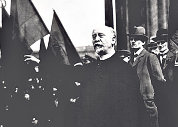 «Ещё никогда вся внутренняя конструкция  великой державы не обращалась в пыль так быстро»