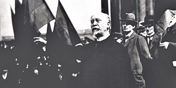 «Ещё никогда вся внутренняя конструкция великой державы не обращалась в пыль так быстро»