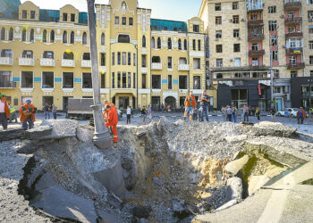 Сдавать кровь и ужинать под взрывы:  один день из жизни харьковчанки