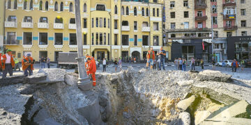 Сдавать кровь и ужинать под взрывы: один день из жизни харьковчанки