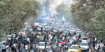 После гибели женщины продолжаются протесты