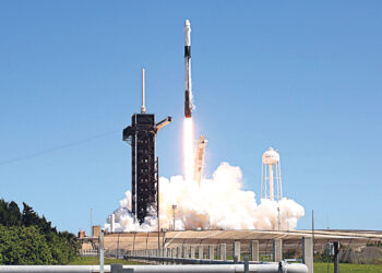 SpaceX отправит космических туристов  в полёт вокруг Луны