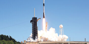 SpaceX отправит космических туристов  в полёт вокруг Луны