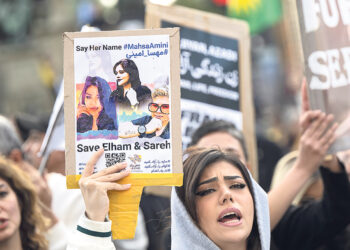 Протестующих иранок поддержали во всём мире