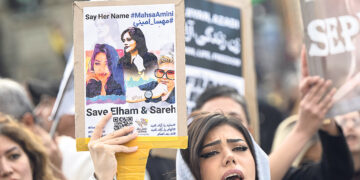 Протестующих иранок поддержали во всём мире