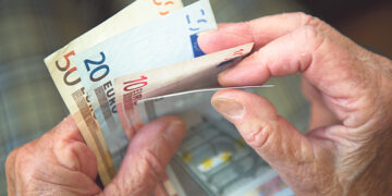 Помощь пожилым поступит раньше,  чем молодым