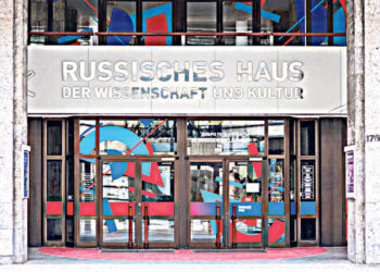 «Русский дом» стал предметом споров и анекдотов