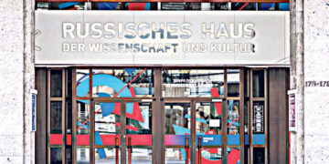 «Русский дом» стал предметом споров и анекдотов