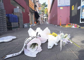 В Сеуле люди погибли в давке,  а в Индии обвалился мост