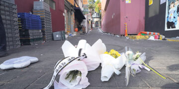 В Сеуле люди погибли в давке, а в Индии обвалился мост