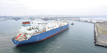 Первый плавучий терминал СПГ прибыл в Германию