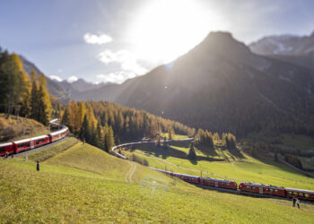 В Швейцарии запустили  самый длинный в мире поезд