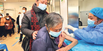 Пекин платит людям за прививки