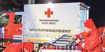 В Австрии из-под лавины спасены десять горнолыжников