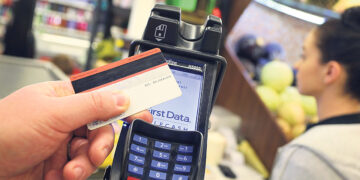 Потребители стали  чаще использовать карты