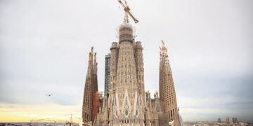 В Барселоне достроили две башни Саграда Фамилия