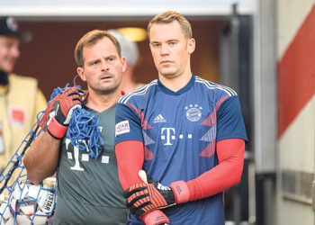 «Бавария» уволила  друга Нойера