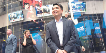 Zoom рекордно понизит  зарплату главы компании