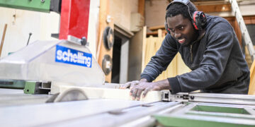 Какой процент беженцев работает