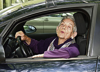 Какие опасности подстерегают пожилых за рулём