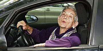 Какие опасности подстерегают пожилых за рулём