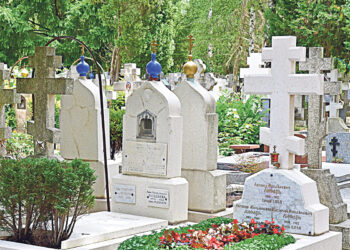 Как война в Украине отозвалась на самом знаменитом  «русском» кладбище за рубежом
