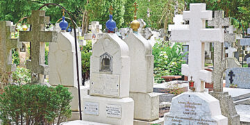 Как война в Украине отозвалась на самом знаменитом  «русском» кладбище за рубежом