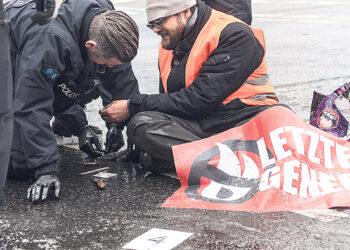 Полицейские пройдут обучение по отклеиванию экоактивистов