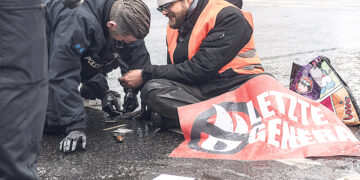 Полицейские пройдут обучение по отклеиванию экоактивистов