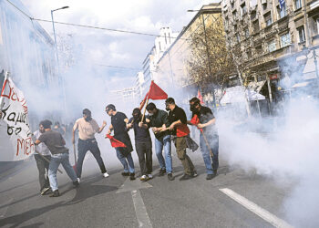 В Греции – столкновения на акциях после крушения поезда