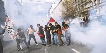 В Греции – столкновения на акциях после крушения поезда