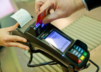 Доля наличных в платежах продолжает снижаться