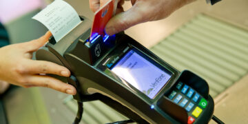 Доля наличных в платежах продолжает снижаться