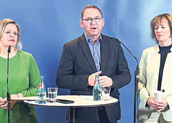 Госслужащим повысили зарплаты