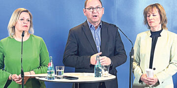 Госслужащим повысили зарплаты