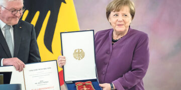 Меркель награждена Большим крестом