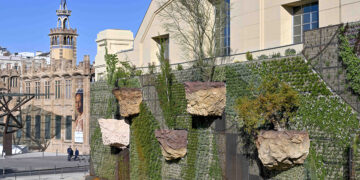 В Барселоне посадили  вертикальный лес