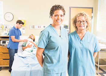 В мире не хватает 900 000 акушерок