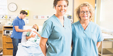 В мире не хватает 900 000 акушерок