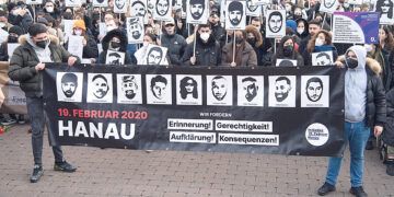 Отец убийцы иммигрантов из Ханау терроризирует семьи погибших