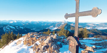 Альпийские страны обсуждают кресты на горных пиках